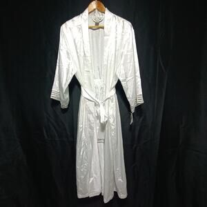 Intimate Essentials NWT White Satin Robe With Lace Sleeve Detail Size Medium